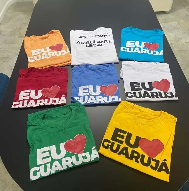 camisetas_ambulantes_guaruja Os ambulantes das praias de Guarujá ganharam as camisetas no dia 19/01. Camisetas de diversas cores coma frase