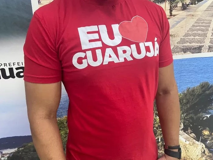 Frente da camiseta vermelha, escrito Eu <3 Guarujá, que os ambulantes da Praia da Enseada receberam.