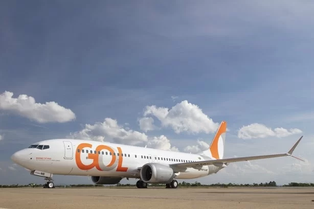 gol_e_air_france_klm_assinam_acordo_e_renovam_parceria GOL e Air France-KLM assinam acordo: Foto da lateral de um avião da Gol, que está estacionado na pista