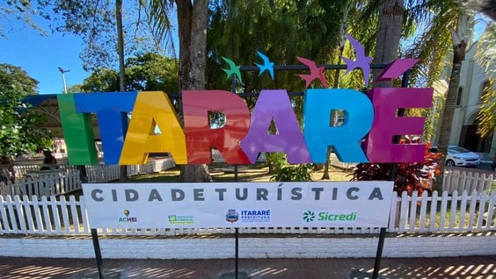 itarare_mtur Placa do município de Itararé, em SP, com letras coloridas. Parque Linear: MTur investirá R$2,4 milhões na melhoria do local em Itararé, SP
