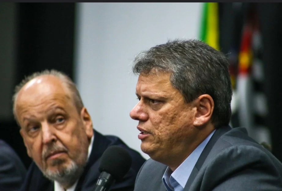 sanovics Tarcisio Governador de São Paulo assinatura do documento que reduz o ICMZ sobre o QAV (Crédito: Governo de SP)