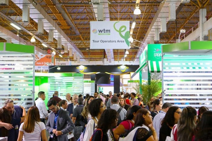 Pessoas na WTM Latin America 2022. A feira reuniu 20 mil pessoas