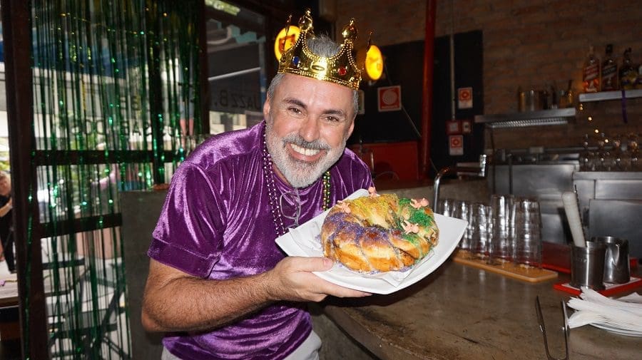 Allan Colen representante do TSUSA Brazil com a King Cake. (Foto Mary de Aquino)