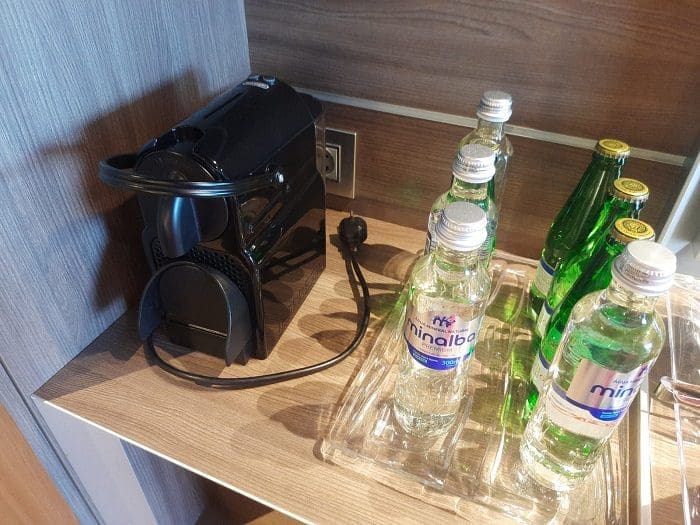 Cafeteira e bebidas refrescantes á disposição  na cabine Deluxe do MSC Yatch Club