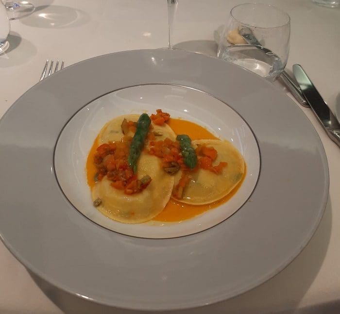 Restaurante exclusivo do MSC Yacht Club: Tortelli recheado com aspargo e queijo mascarpone,Tortelli recheado com aspargo e queijo mascarpone, com emulsão de cenoura e mosaico de legumes