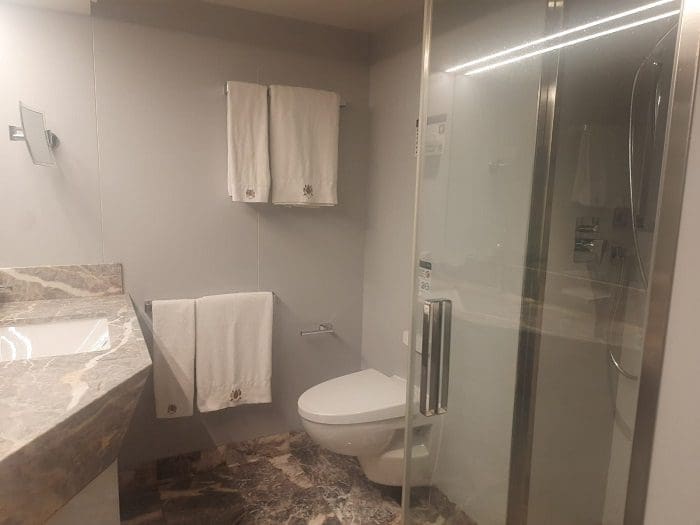 Banheiro de mármore da cabine 