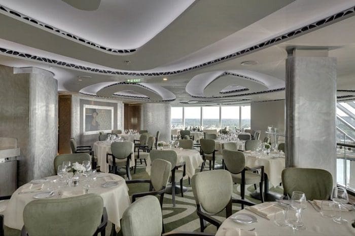 Restaurante e bar exclusivo no MSC Yacht Club: mesas maiores