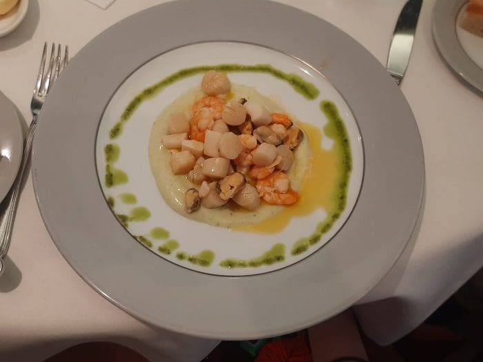 Restaurante exclusivo do MSC Yacht Club: salada de mariscos.