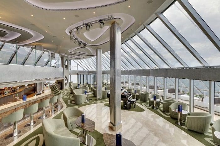 Vista superior do Top Sail Lounge, bar exclusivo do MSC Yacht Club