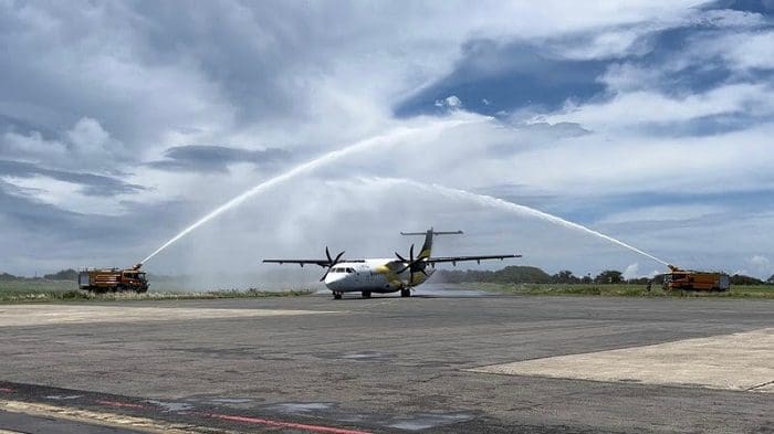 Avião da VOEPASS sendo batizado. A VOESPASS realiza seu primeiro voo para Fernando de Noronha.