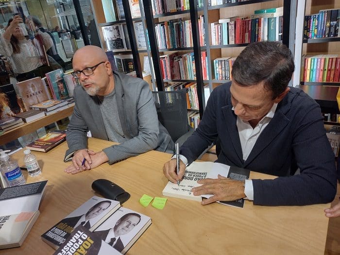 João Doria autografa livro com Thales Guaracy