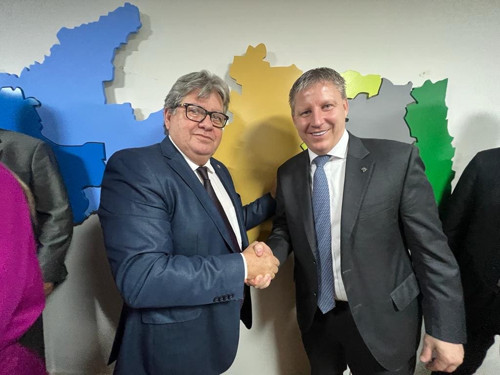Governador da Paraíba João Azevedo e CEO da Azul John Rodgerson (Foto: DIvulgação Azul)