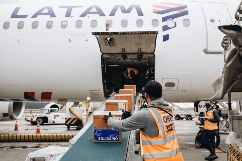 Programa Avião Solidário levou mais de 5 toneladas de donativos para ajudar povo Yanomami Programa Avião Solidário levou mais de 5 toneladas de donativos para ajudar povo Yanomami