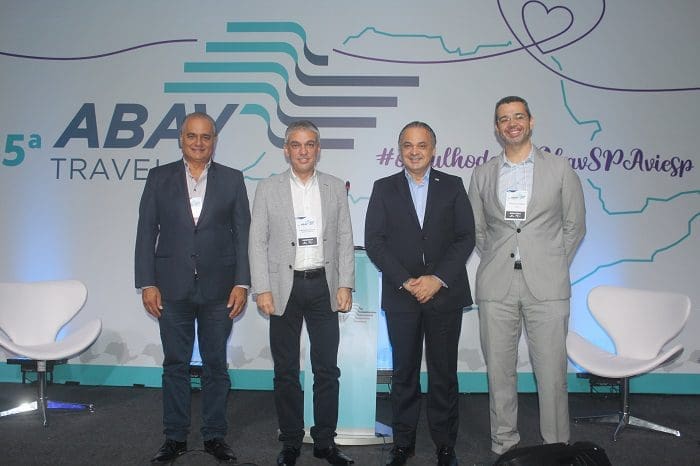 Gilberto Abdou Helou,, prefeito de íguas de Lindóia; Fernando Santos, presidente da ABAV-SP-Aviesp; Roberto de Lucena, secretário de Turismo e Viagens do Estado de São Paulo; Edmilson Romão, ex-presidente da ABAV-SP - Aviesp e vice-presidente da ABAV Nacional (Foto: Caroline Figueiredo - DT) Gilberto Abdou Helou,, prefeito de Águas de Lindóia; Fernando Santos, presidente da ABAV-SP-Aviesp; Roberto de Lucena, secretário de Turismo e Viagens do Estado de São Paulo; Edmilson Romão, ex-presidente da ABAV-SP - Aviesp e vice-presidente da ABAV Nacional (Foto: Caroline Figueiredo - DT)