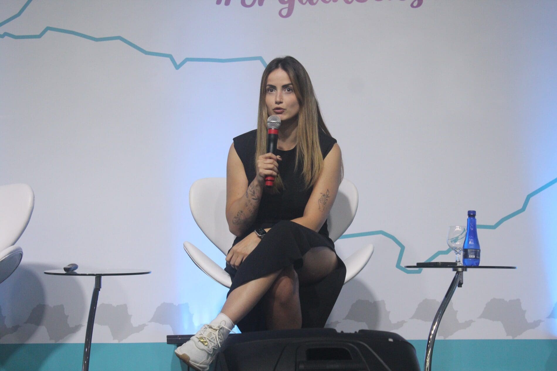 Mari Palma inspira agentes de viagem em palestra