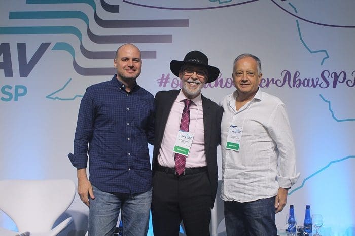 Alexandre Cordeiro, diretor de produtos da Paytrack; Jackson Andrade, CEO da Wooba; e Glaucio Silva, diretor da AGI Sistemas, falaram sobre a tecnologia nas agências de viagens