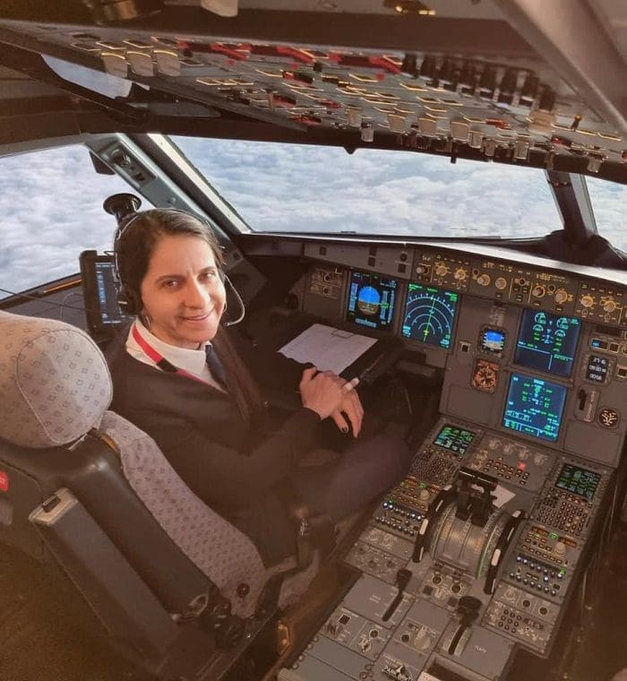 Rossana Potier em sua cabine: de piloto 