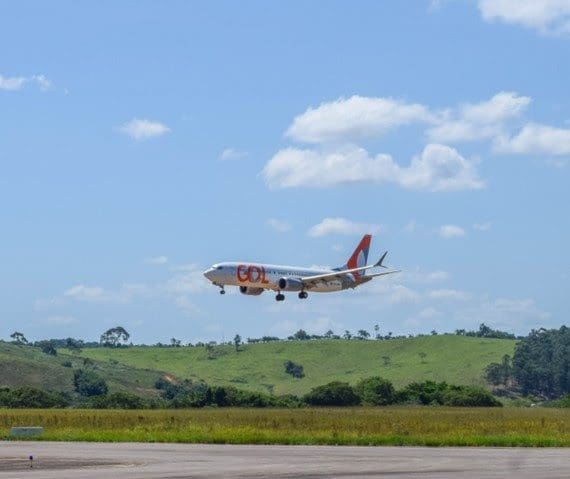 O Boeing 737 MAX da GOL, para 186 passageiros, pousou no início da tarde deste domingo (26) no Aeroporto da Zona da Mata/Juiz de Fora, abrindo um novo capítulo no transporte aéreo para toda essa região de Minas Gerais (Foto: Concessionária do Aeroporto da Zona da Mata)