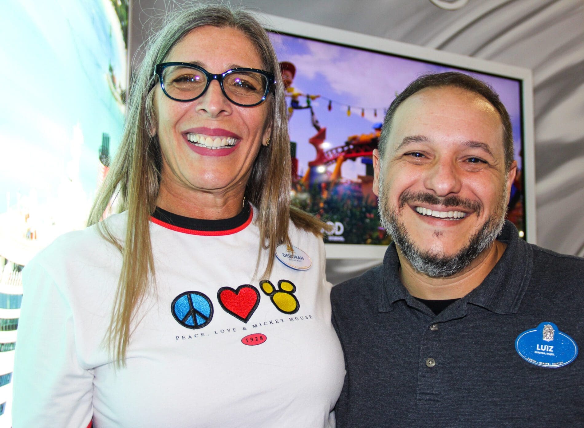 Débora Galdin, Client Solutions Manager para o mercado brasileiro latino e geral; e Luiz Araújo, gerente sênior de vendas responsável pelo mercado brasileiro Disney Destinations (Foto: Geovana Fraga)