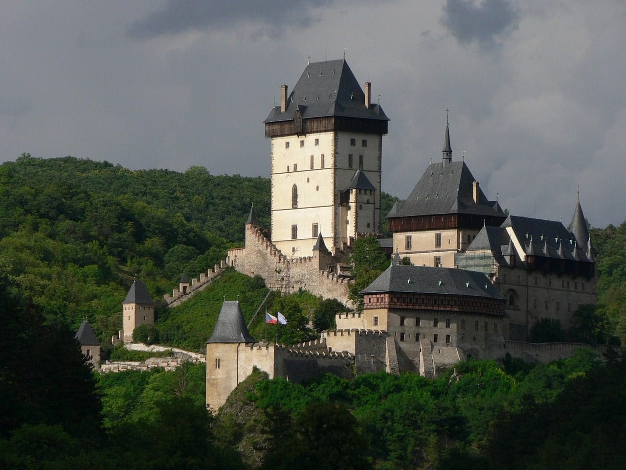 Castelo de Karlštejne, no sudoeste de Praga, na República Tcheca (Foto: Pixabay)