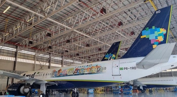 Airbus A320 com adesivo especial de Curaçao no Hangar da Azul