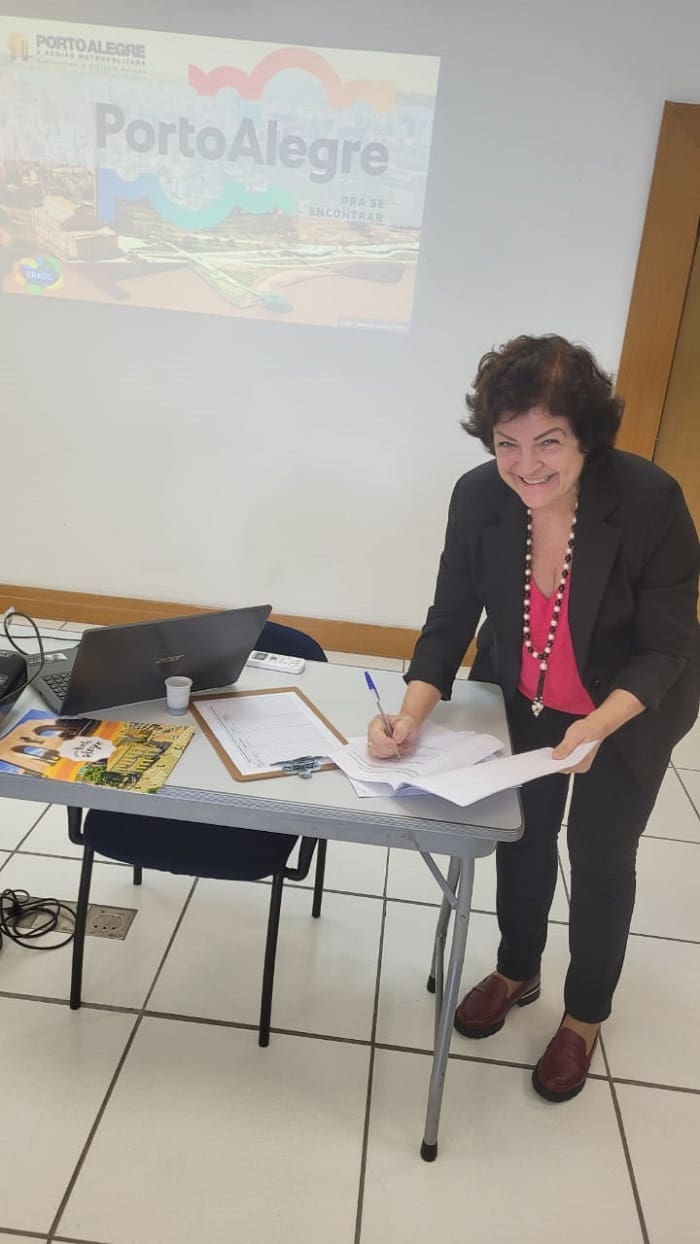Adriane Hilbig, presidente do POACVB, assina documento de criação do Comitê