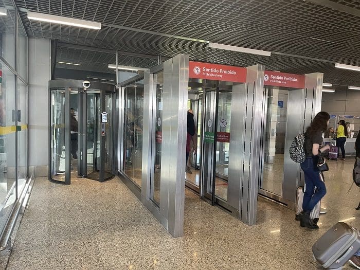 BH Airport instala corredores antirretorno na área de restituição de bagagem