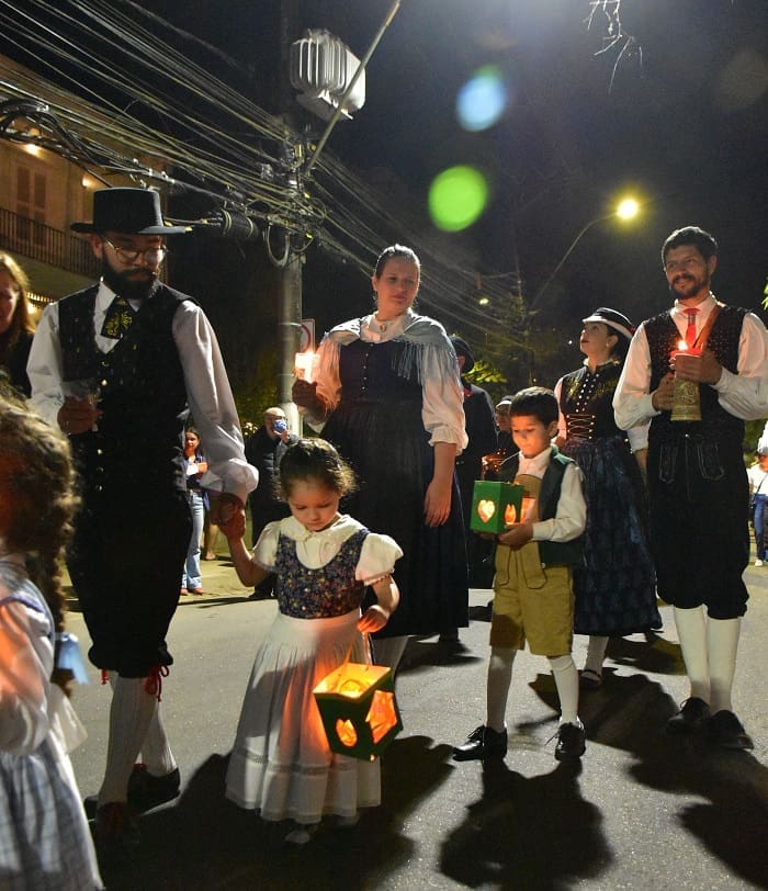 Tradicionais desfiles da Bauernfest: Várias pessoas participam do Desfile das Lanternas