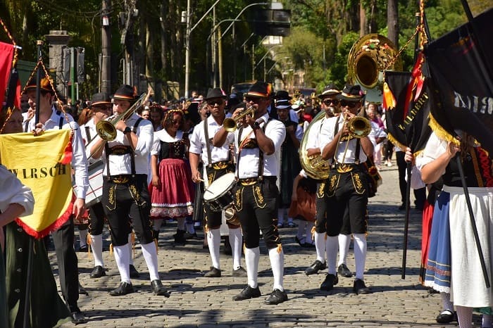 Os tradicionais desfiles folclóricos da festa 