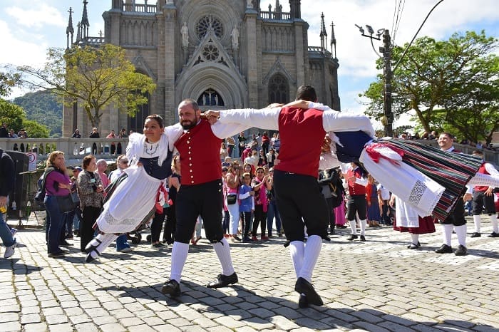 Tradicionais desfiles da Bauernfest: Apresentações são gratuitas e acontecerão nas ruas da cidade 