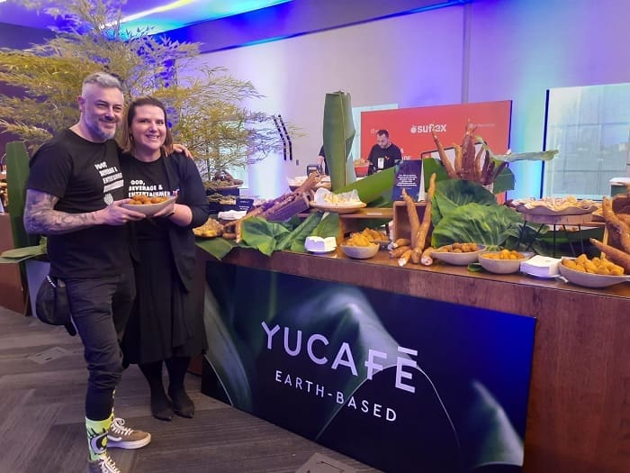 Fabian Ruiz, chef do Taste IT Restaurante, e Juliana Constantino, gerente de marketing do Pullman Ibirapuera, posam em frente ao menu do "Yucafé", coffee break feito 100% a base de plantas