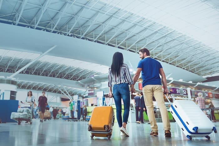 mais_passageiros_utilizarao-aeroportos_na_alta_temporada_euorpeia Mais passageiros utilizarão os aeroportos na alta temporada europeia: casal no aeroporto