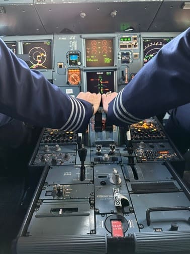 LATAM escala casal de pilotos para voo no Dia dos Namorados