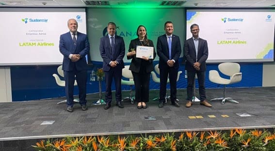 Ligia Sato, gerente de Sustentabilidade da LATAM Brasil, recebeu o prêmio em Brasília em nome da companhia (Imagem: Divulgação LATAM) Ligia Sato, gerente de Sustentabilidade da LATAM Brasil, recebeu o prêmio em Brasília em nome da companhia (Imagem: Divulgação LATAM)