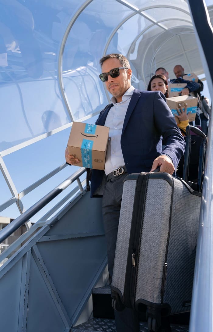 Passageiros da Azul carregando as Alexas recebidas em voo 