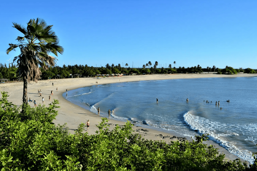 Praia em São Miguel do Gostoso – Foto Patricialaraia via Wikimedia Commons