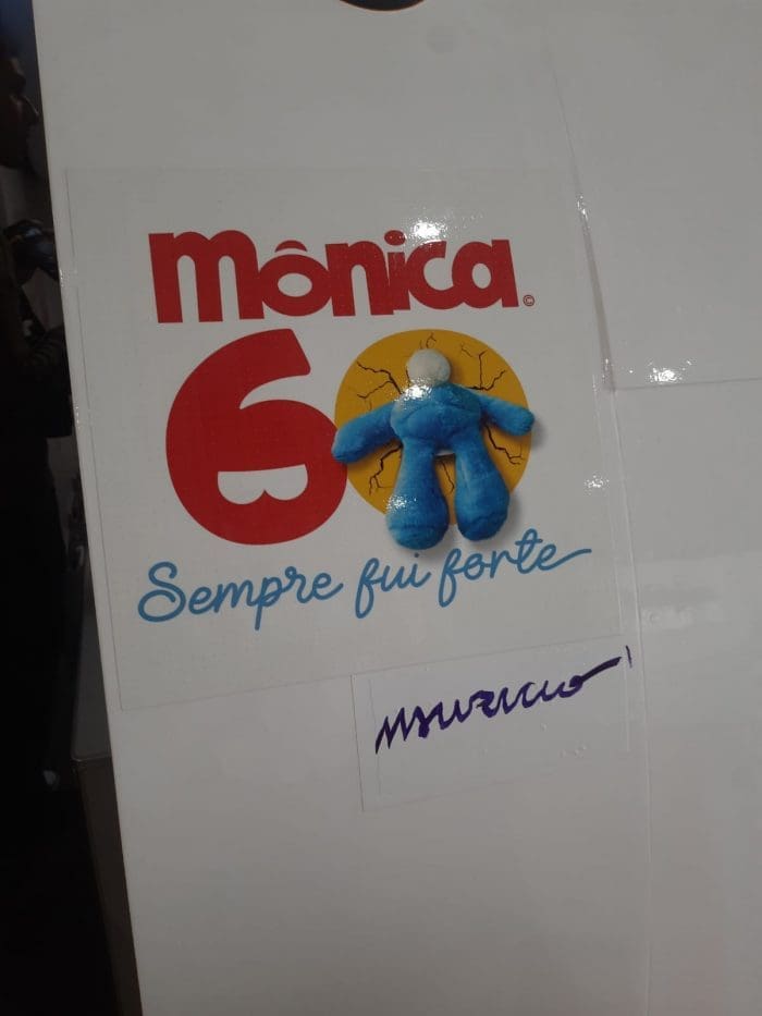 Assinatura de Maurício de Sousa na entrada da aeronave 