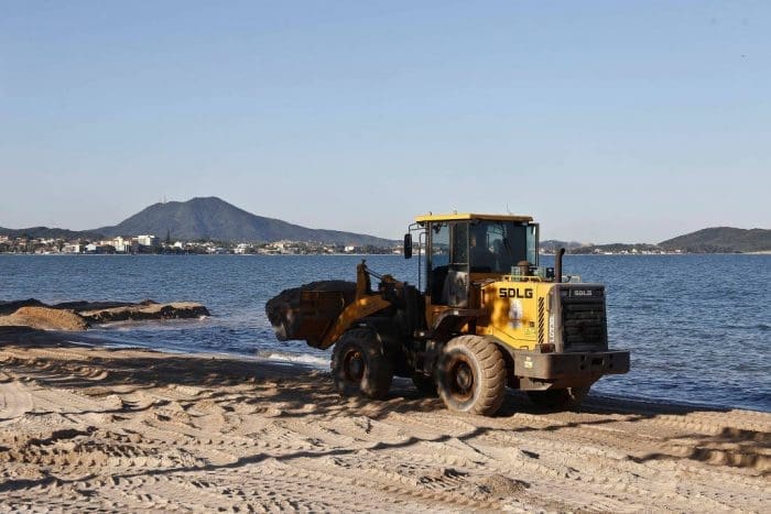 alargar_faixa_de_areia_arraial_do_cabo Alargar faixa de areia: Maquinário em praia de Iguaba Grande (RJ) faz alargamento da faixa de areia