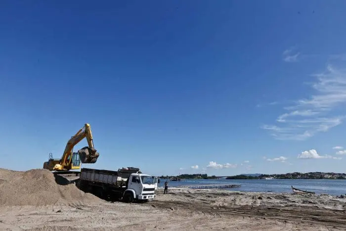 Alargar faixa de areia: Em Cabo Frio (RJ), o Canal de Itajuru passa por desassoreamento