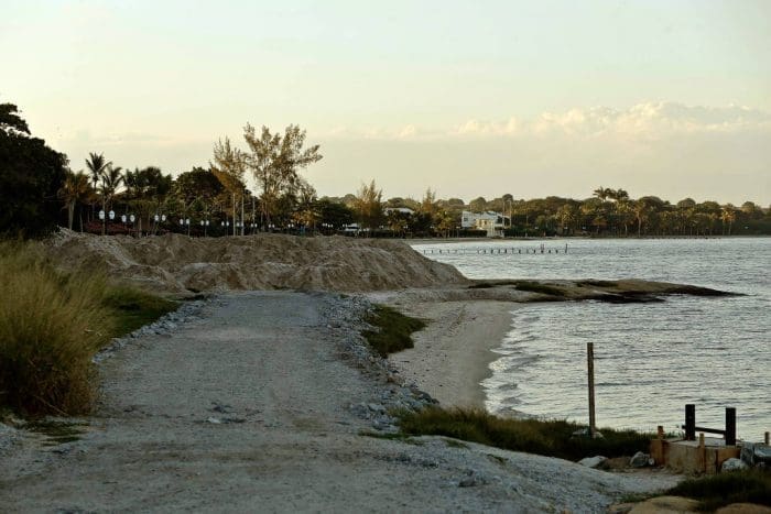 Alargar faixa de areia: Lagoa de Araruama (RJ) tem obras de alargamento da faixa de areia.