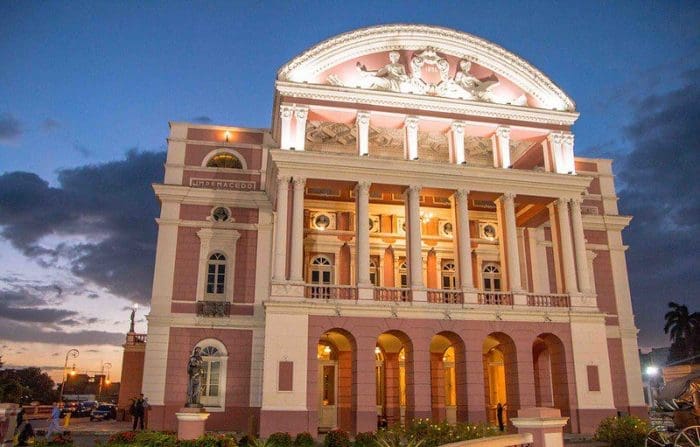 Manaus (AM) é boa opção para feriado: Fachada do Teatro Amazonas