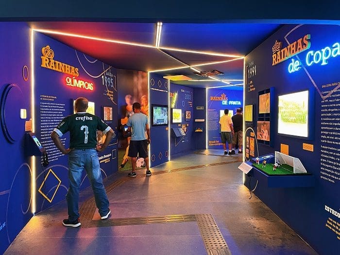 Mostra temporária Rainhas de Copas, do Museu do Futebol