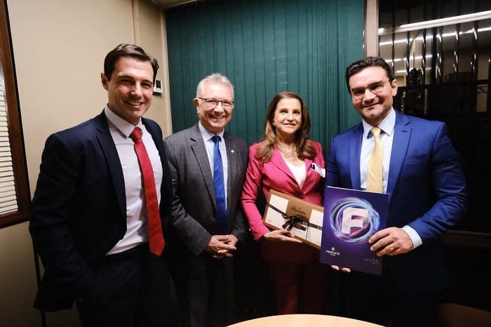 Ministro do Turismo confirma presença no Festuris: foto dos CEOs com deputado e o Ministro do Turismo, sehurando convite do Festuris