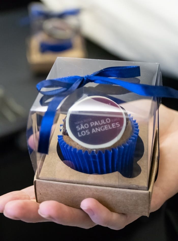 São Paulo - Los Angeles: os passageiros do voo inaugural foram presenteados com um cupcake personalizado