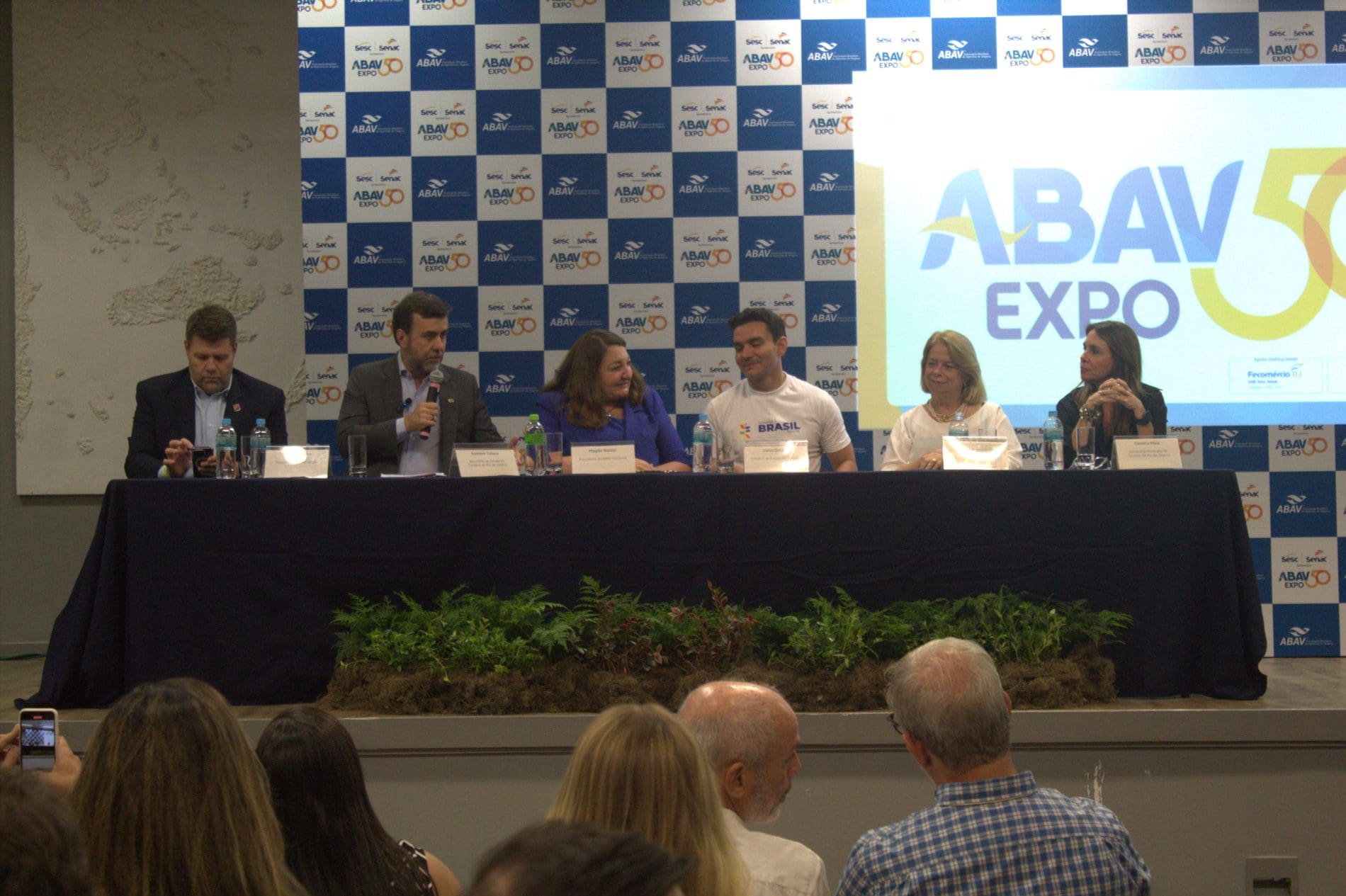 Coletiva de imprensa Abav Expo: da esquerda para a direita Gustavo Tutuca, secretário de Turismo do Estado do Rio; Marcelo Freixo, Embratur; Magda Nassar, ABAV Nacional; Celso Sabino, ministro do Turismo; Adriana Carvalho, Turismo da Fecomércio-RJ e Daniela Maia, secretária de Turismo da cidade do Rio