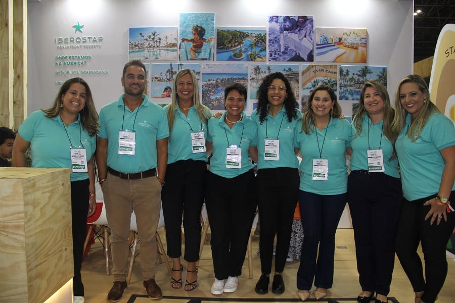 Equipe Iberostar no estande, durante a ABAV 2023