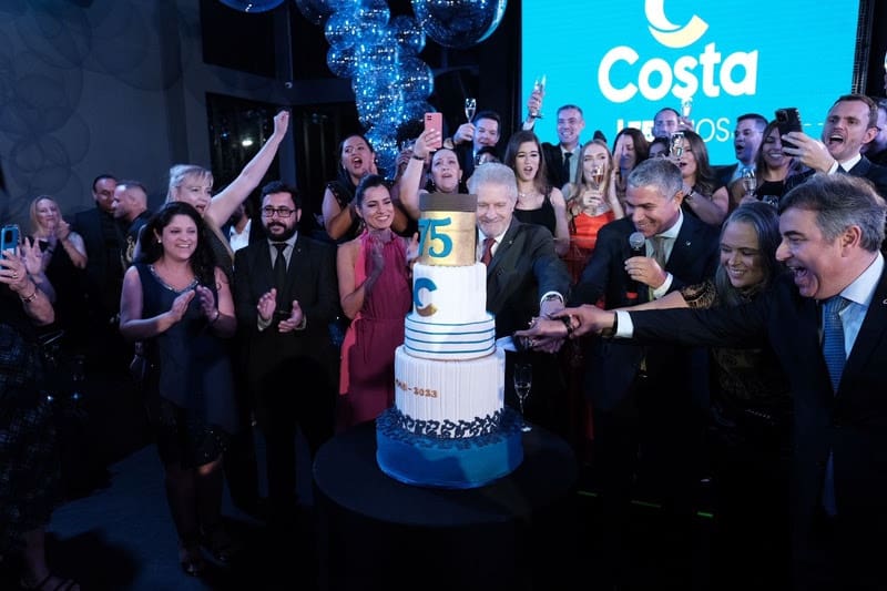 Time Costa Cruzeiros no corte do bolo de aniversário (Foto: Divulgação) Time Costa Cruzeiros no corte do bolo de aniversário (Foto: Divulgação)