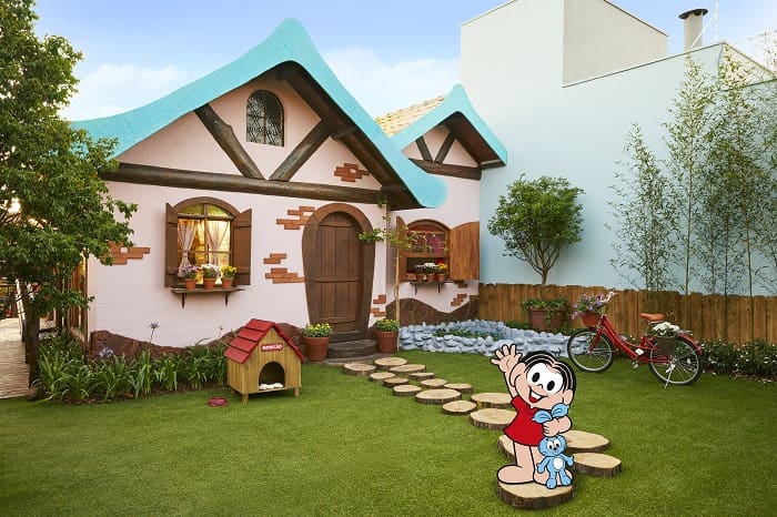 Casa da Mônica: exterior da Casa da Mônica, com desenho da personagem dando 