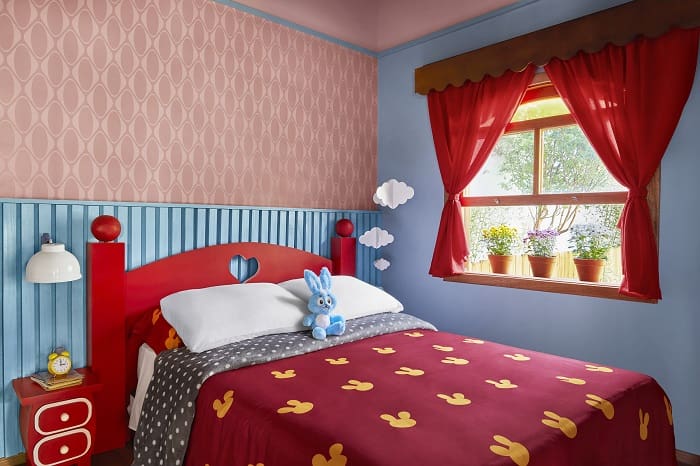 Casa da Mônica: quarto com decoração especial e o Sansão em cima do edredom vermelho da cama