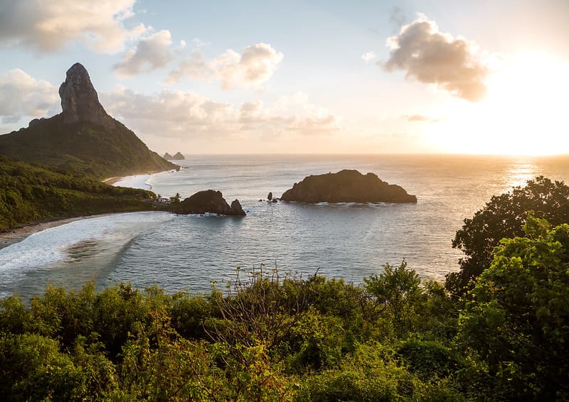 Fernando de Noronha é eleita o Melhor Destino de Praia do Brasil: foto de Fernando de Noronha ao nascer do dia